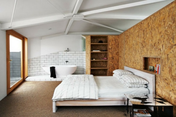 Schlafzimmer einrichten Holz recycliert Wand hohes Bett