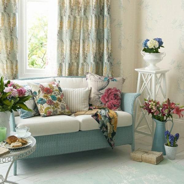 Wohnzimmer Blumenmuster blauer Sofa Design Gardinen