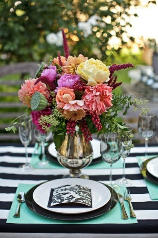 Sommer Blumengestecke Ideen Tischdeko Garten Party