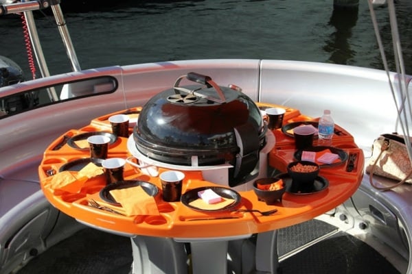 Sommer Reise planen Boot Grill Essen Tassenhalter