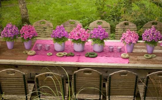 Sommerdeko Ideen Outdoor-Tisch Blumenstrauß