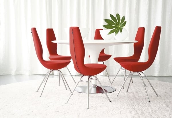 Speisezimmer Designer Möbel-rote Stühle-weiße Wände Esstisch
