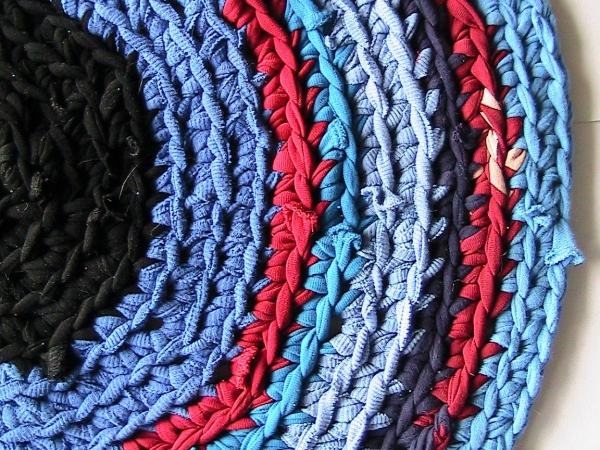 Textilien upcyceln Teppich-stricken Ideen