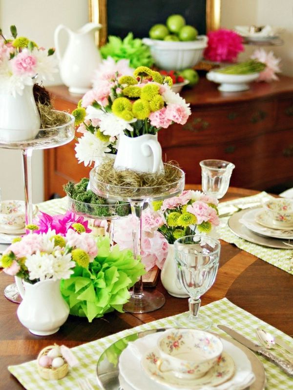 Tisch dekorieren Moos Vasen frische Blumen