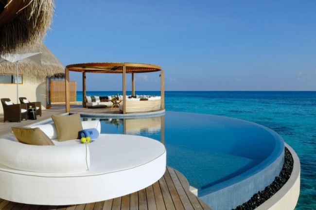W Retreat spa resort auf den malediven infinity pool sonnenterrasse