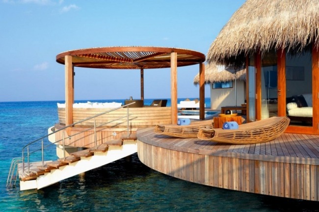 W Retreat spa resort auf den malediven terrassen stelzen wasser