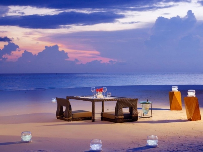 W Retreat ferien malediven romantisches abendessen strand