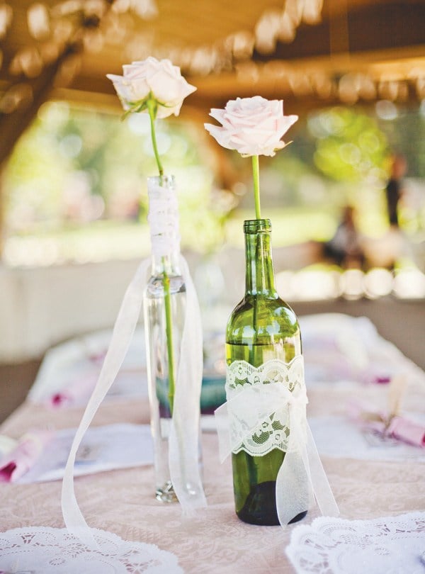Weinflaschen Vasen Gartentisch Spitze dekorieren