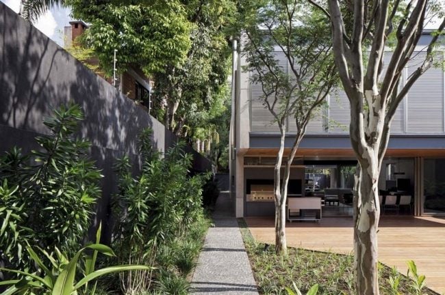 Wohnhaus mit Pool Bäume-im Garten anbauen