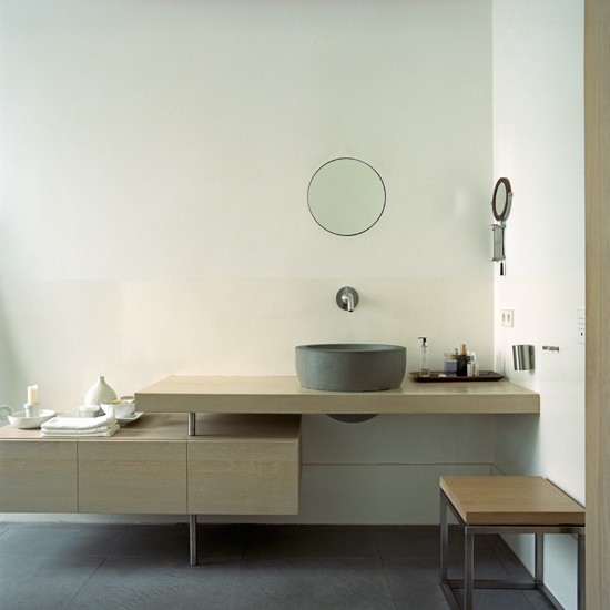 Wohnideen Bad minimalistisch weiß Spiegel