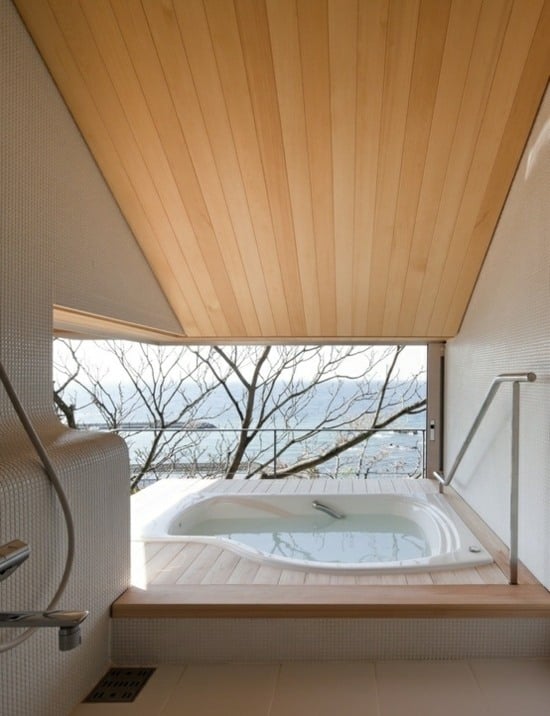 Wohnideen Badezimmer Dachschräge weiß Badewanne