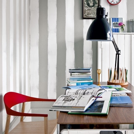 Wohnideen Home-Office rot-grau-streifen modern Lampe