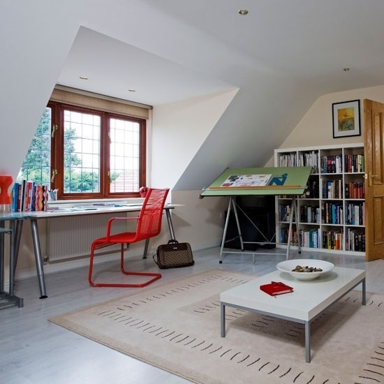 Wohnideen Home-Office rot-weiß minimalistisch Dachschräge