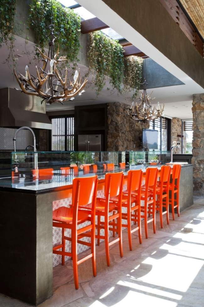 Wohnideen Küche eklektisch orange barhocker kronleuchter geweih