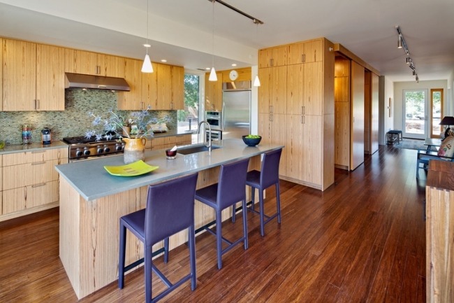Wohnideen für die Küche klassisch holzfronten grau blaue stühle