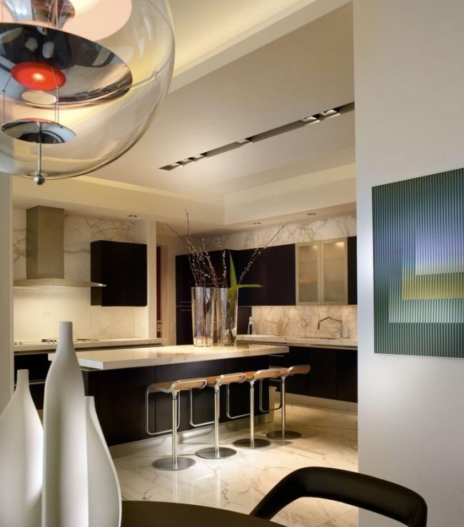 Küche modern dunkles holz fronten marmor küchenrückwand