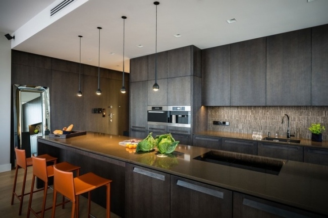 Wohnideen Küche modern dunkles holz orange barhocker