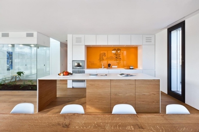 Wohnideen Küche holzfronten weiße arbeitsplatten orange glasspiegel