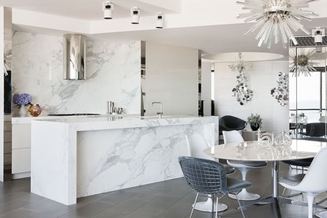 Wohnideen für die weiße Küche luxus weiß marmor stahl