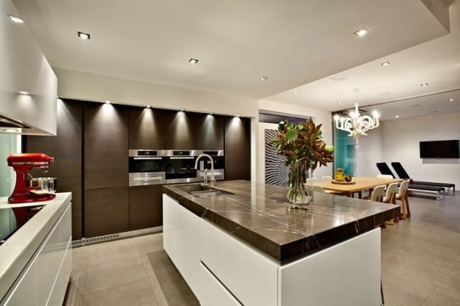 Wohnideen Küche modern weiß braun marmor arbeitsplatte