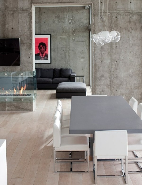 Wohnzimmer Putzwand Metalltisch weiße Stühle