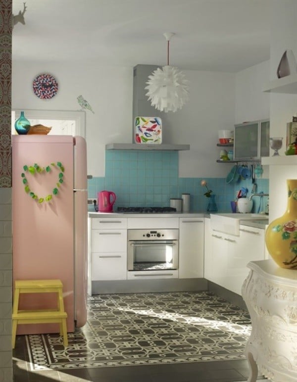 Wohnideen retro Küche blau rosa gelb bodenfliesen muster