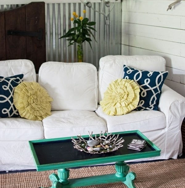 Einrichtung Idee weißer Sofa blaue Kissen gelbe Rüschen