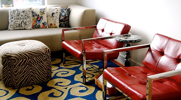 Wohnzimmer Eklektisch  Einrichtungsideen Sessel Rot Beistelltisch-Design Hocker