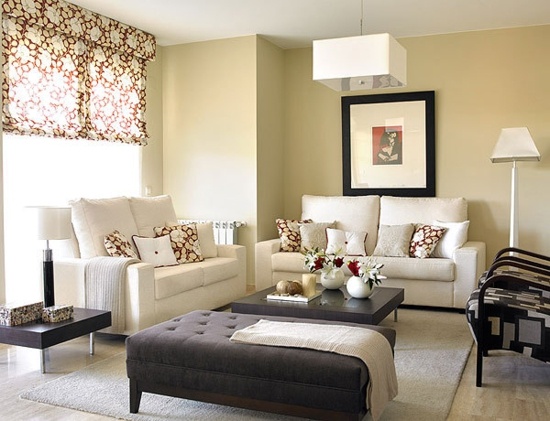 Wohnzimmer Stoff Jalousien Sichtschutz Sonnenschutz helle Farben weiße Polstermöbel