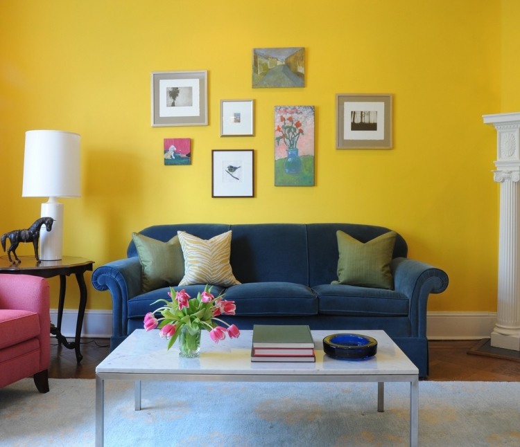 Wohnzimmer-Wohnideen-kraeftigen-farben-wanfarbe-gelb-couch-blau-bilderwand-sessel-pink-weiss