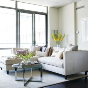 Wohnzimmer stilvoll einrichten kleine Wohnung dunkler Holzboden Belag grüne Farben