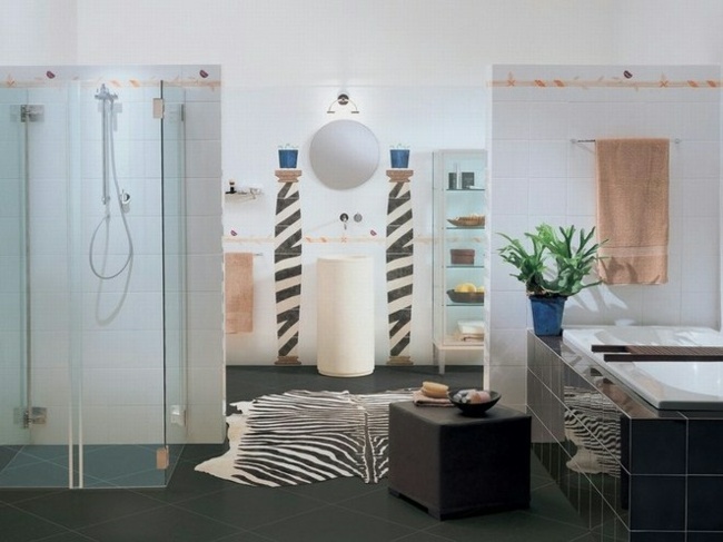 Badezimmer Fliesen weiße Farbe Duschabine Badewanne