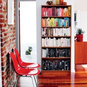 Ziegelmauer Wohnzimmer Gestaltung Bücherregal-Sammlung Glasvasen