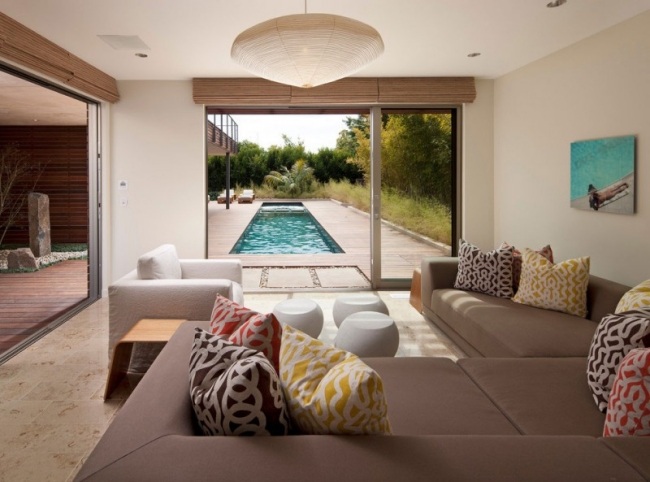 ausblick pool designer wohnhaus mit nachhaltiger architektur