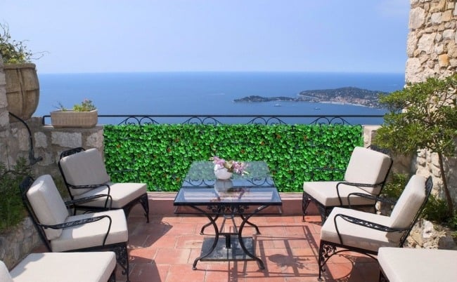 balkon deko mediterranes flair möbel set sichtschutz geländer efeu