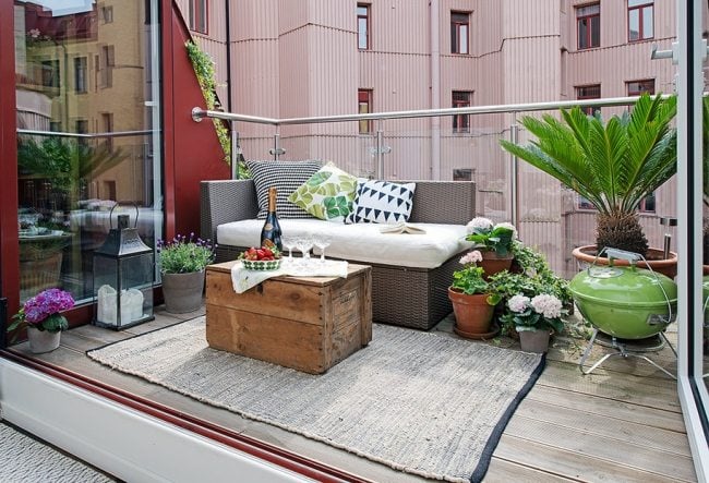 balkon glasgeländer alte holzkiste couchtisch rattan sofa