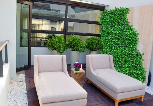 balkon holz bodenfliesen efeu sichtschutz lounge sofa