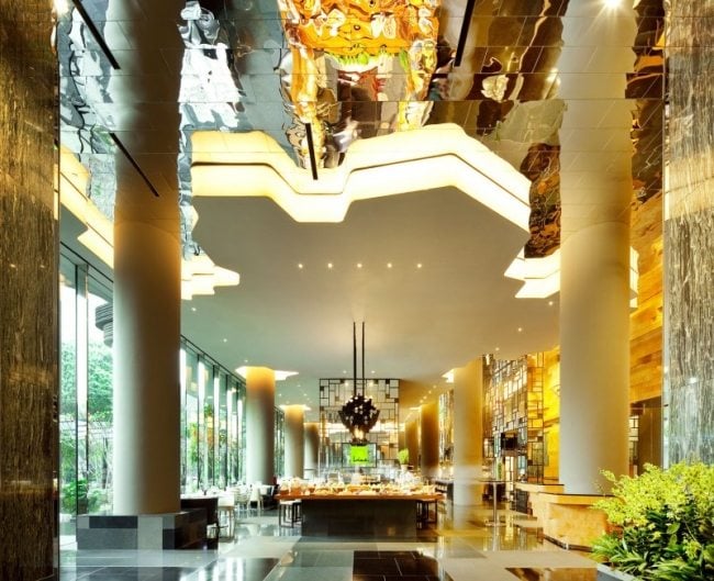 beleuchtetes lobby parkroyal hotel design in singapur