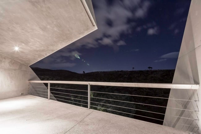 betonhaus kallitechnoupolis terrasse ausblick nacht beleuchtung
