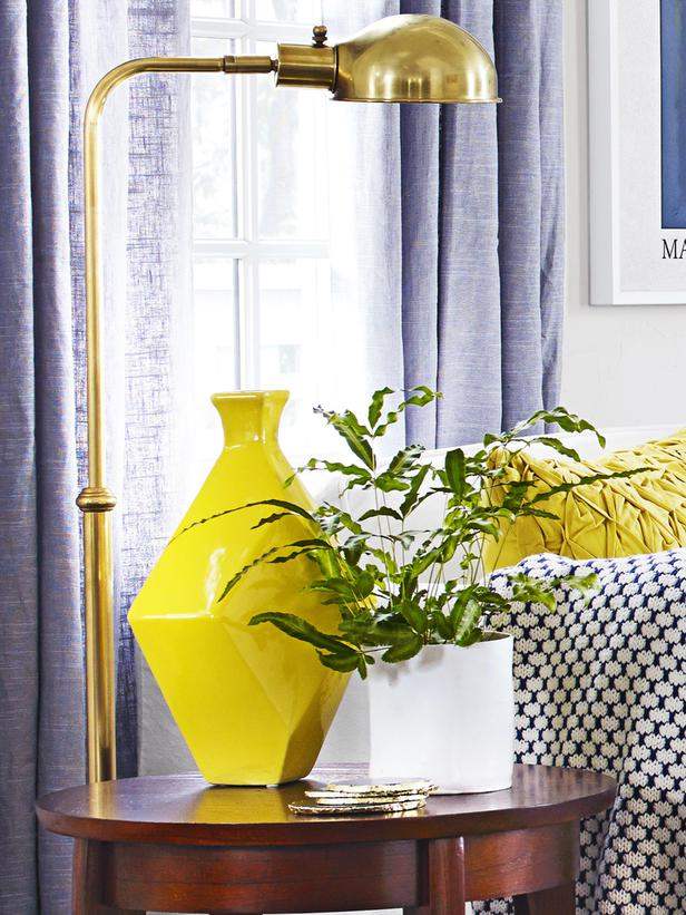 blaue Gardinen gelbe Vase Wohnaccessoires Design