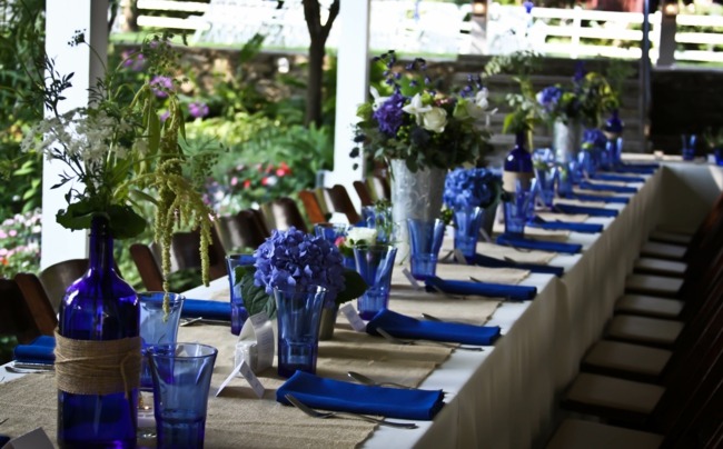 Tischdeko rustikal Weinflaschen Vasen Blumen