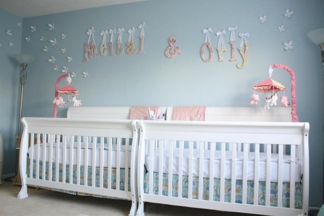 blaue wand wohnideen babyzimmer für zwillinge