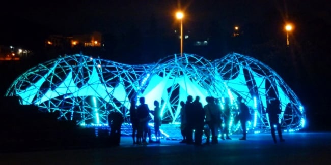 blaues-led-licht-studenten-projekt-kunst-skulptur-bambus