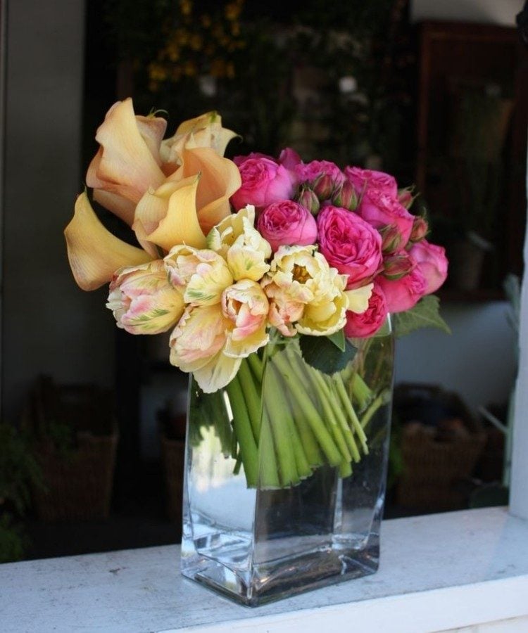 blumen-deko-ideen-arrangements-calla-rosen-tulpen-glas-vase
