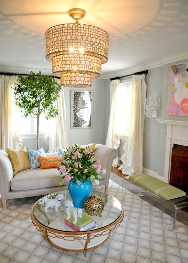 blumenstrauß wohnzimmer kronleuchter tulpen turquoise vase