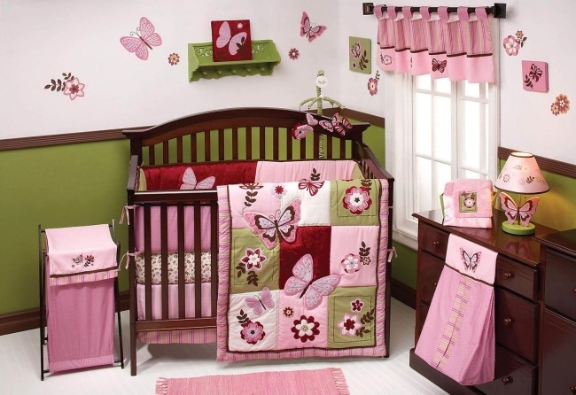 braune holzmöbel schmetterlinge wohnideen babyzimmer für mädchen