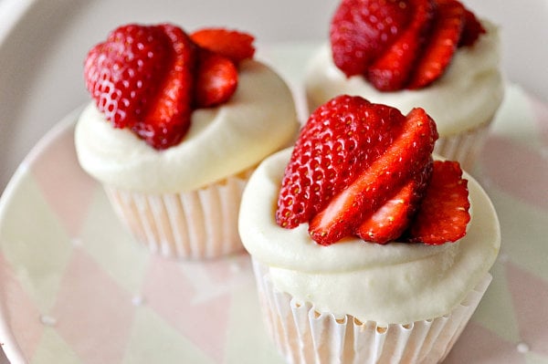 cupcakes erdbeeren ideen für sommerparty organisieren