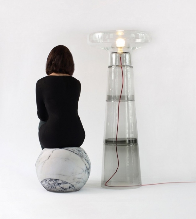 designer stehleuchte aus mundgeblasenem glas grau transparent