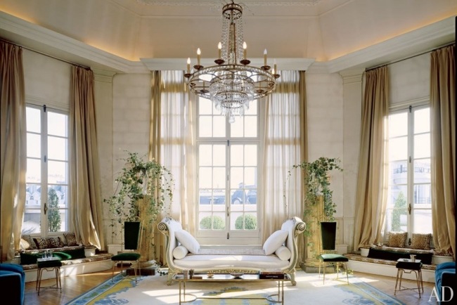 designer wohnzimmer kristall kronleuchter weiße chaise longue