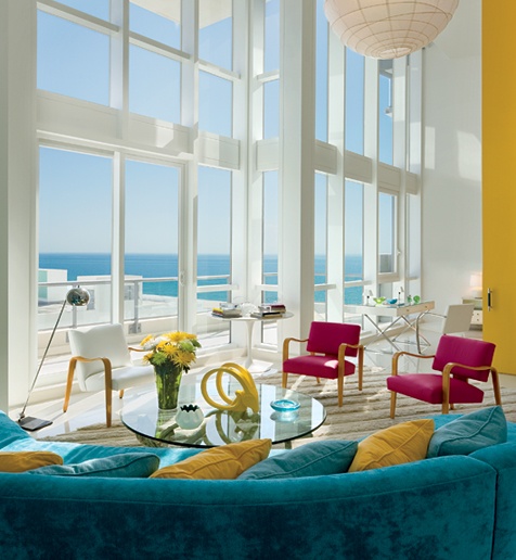 designer wohnzimmer raumhohe fenster samt turquoise sofa gelb
